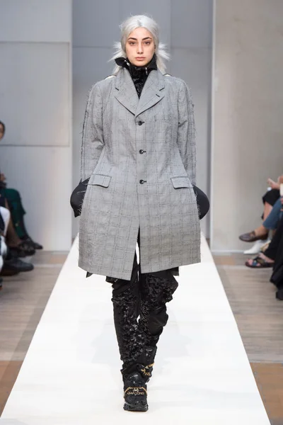 Look 16